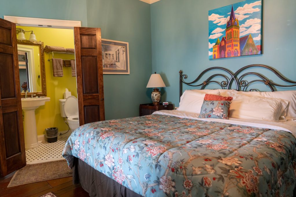 one of the rooms at Lofts on the Square with unique decorations